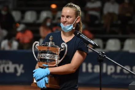 阿扎伦卡在瑞士队比赛中重返赛场,出色发挥引发热议! 阿扎伦卡在瑞士队比赛中重返赛场,出色发挥引发热议!